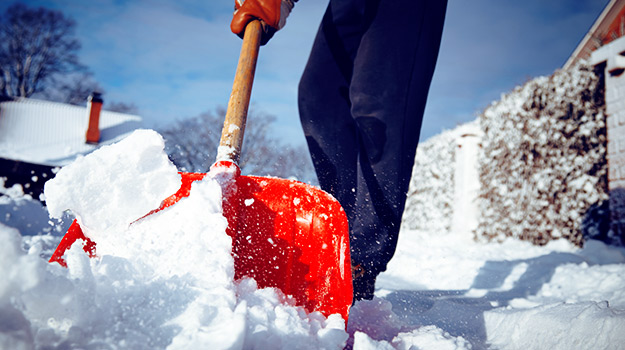 Comment enlever la neige et le verglas en hiver ? Pelle, sel