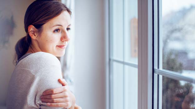 Femme devant la fenêtre