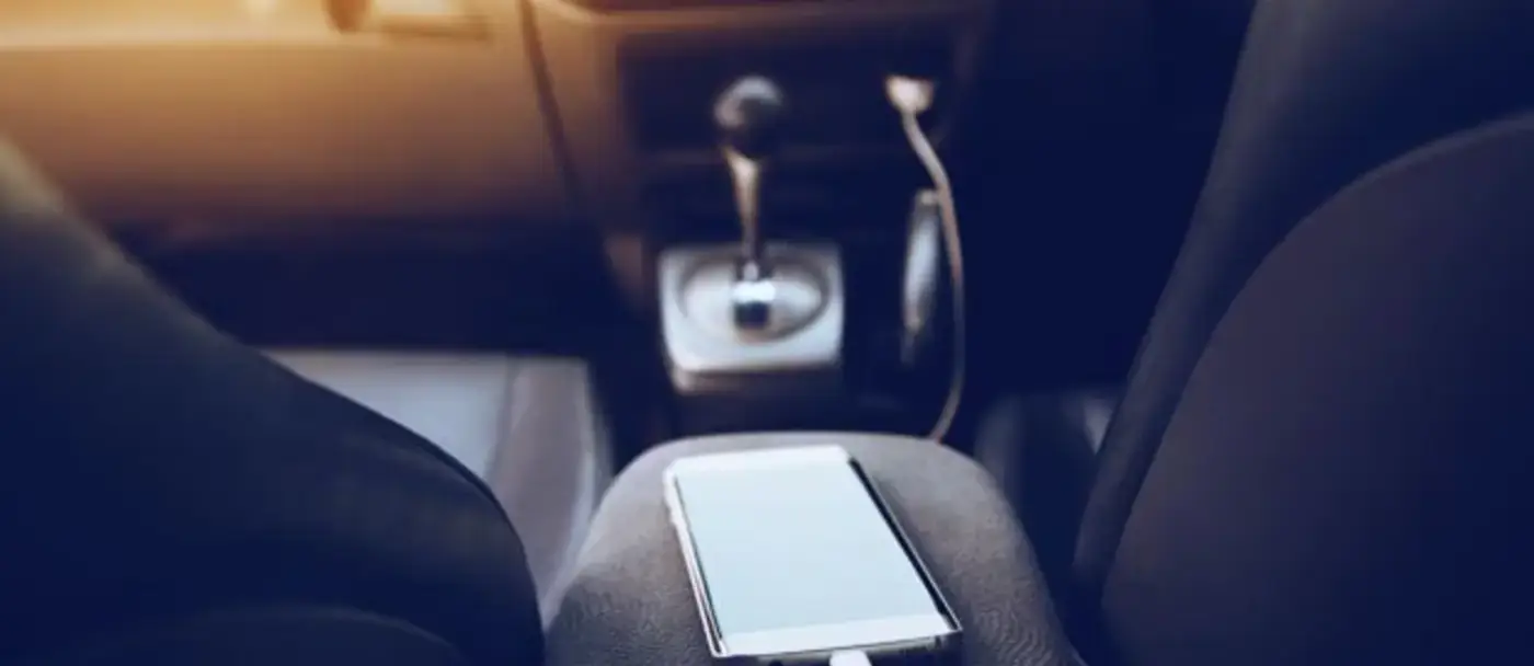 10 Choses que vous ne devriez jamais laisser dans votre voiture l’hiver
