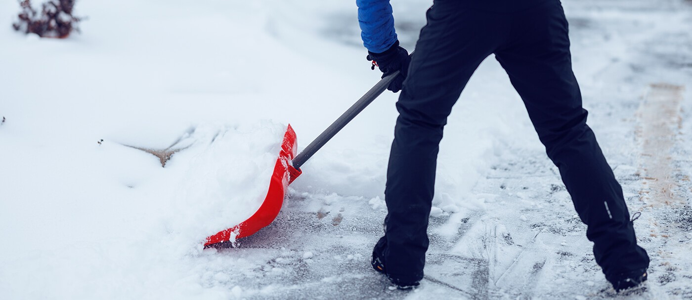 Un homme qui pelte après une tempête de neige en hiver au Canada.